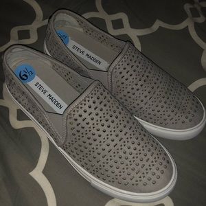 Steve Madden slip on grey